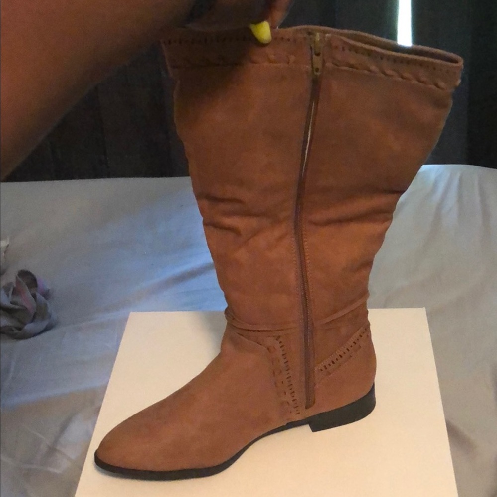 Boots with tassel